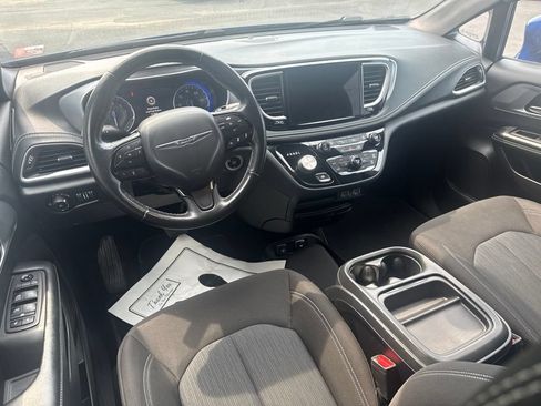 Used 2021 Chrysler Pacifica Touring w/ S Appearance Package FWD image 11