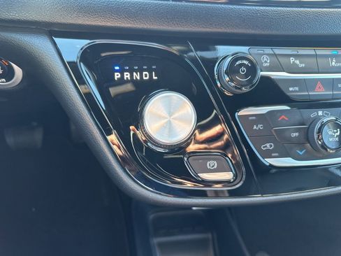 Used 2025 Chrysler Pacifica Select image 5