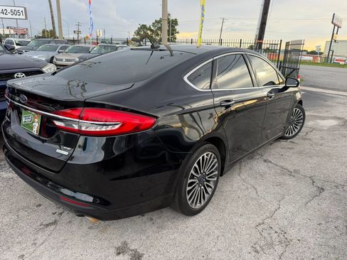 Used 2017 Ford Fusion SE w/ Fusion SE Technology Package FWD image 4