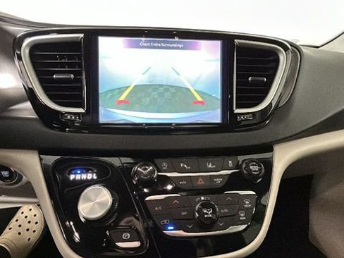 Used 2024 Chrysler Pacifica Touring-L FWD image 24