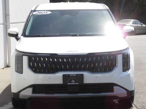 Used 2025 Kia Carnival FWD image 3