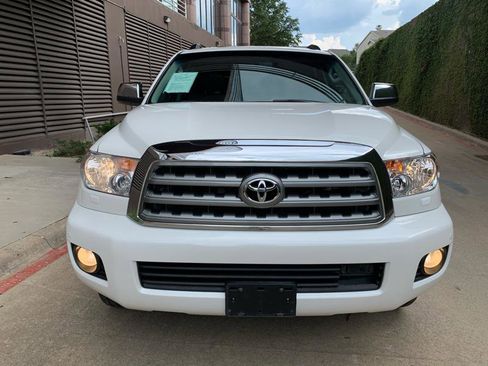 Used 2010 Toyota Sequoia Platinum RWD image 3