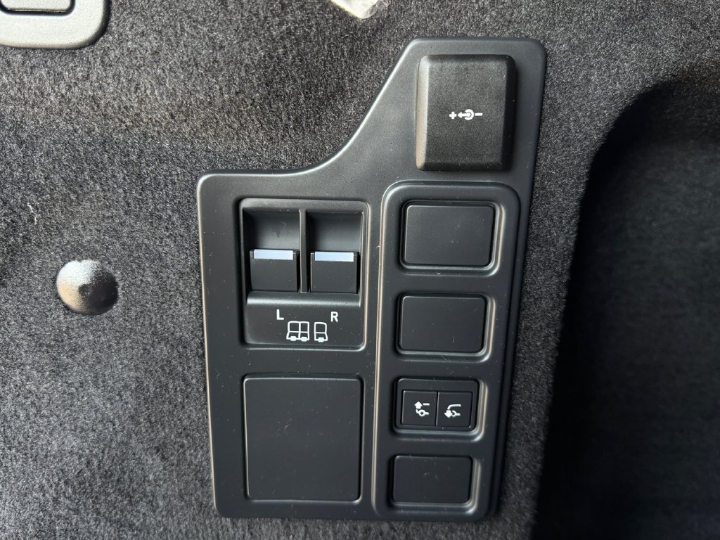 Used 2024 Land Rover Discovery Dynamic SE AWD/4WD image 42