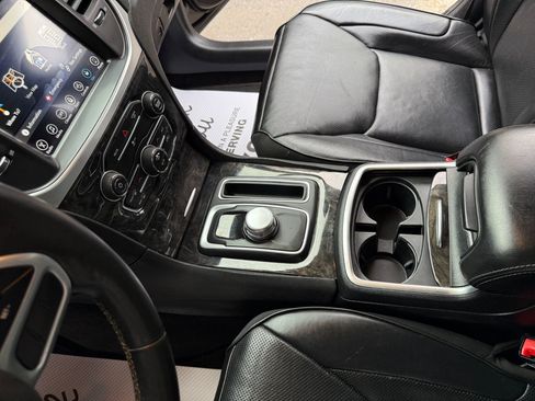 Used 2017 Chrysler 300 C image 10