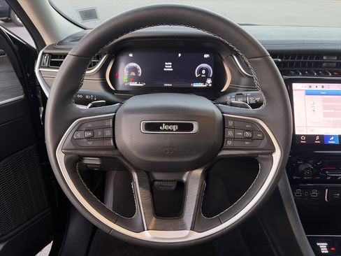 Used 2023 Jeep Grand Cherokee L Limited image 18