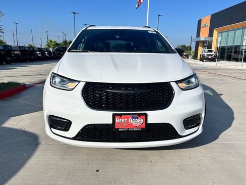 New 2026 Chrysler Pacifica Select w/ S Appearance Package image 2