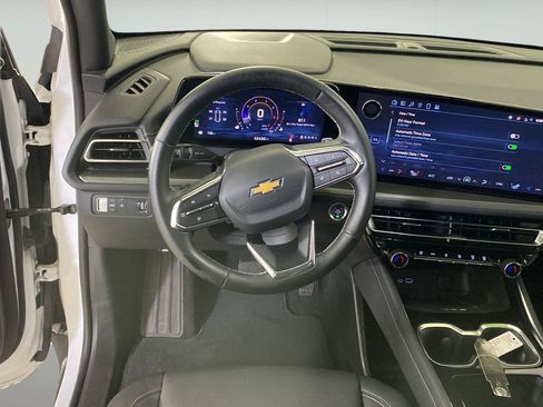 Used 2025 Chevrolet Traverse LT FWD image 16