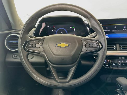Used 2025 Chevrolet Trax LT FWD image 17