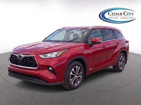 Used 2020 Toyota Highlander XLE AWD/4WD image 1