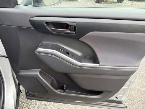 Certified 2025 Toyota Highlander LE FWD image 15