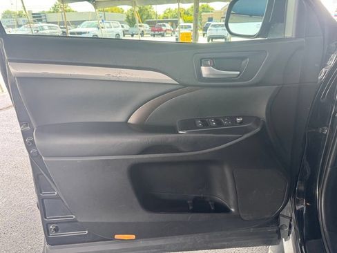 Used 2019 Toyota Highlander XLE FWD image 2
