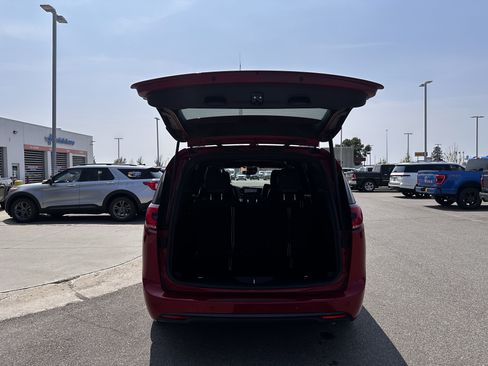 Used 2025 Chrysler Pacifica Limited FWD image 22