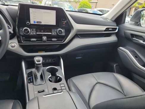 Used 2023 Toyota Highlander XLE FWD image 18
