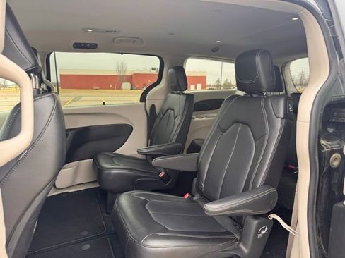 Used 2023 Chrysler Pacifica Touring-L image 28