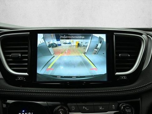 Used 2025 Chrysler Pacifica Limited FWD image 11