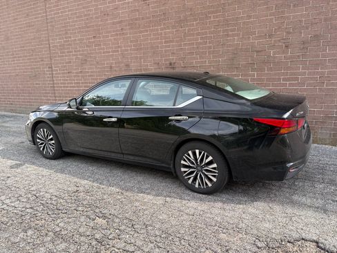 Used 2025 Nissan Altima 2.5 SV FWD image 3