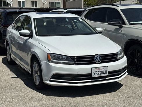 Used 2016 Volkswagen Jetta SE FWD image 3