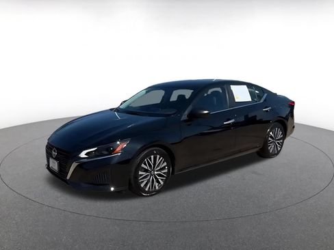 Used 2025 Nissan Altima 2.5 SV FWD image 7