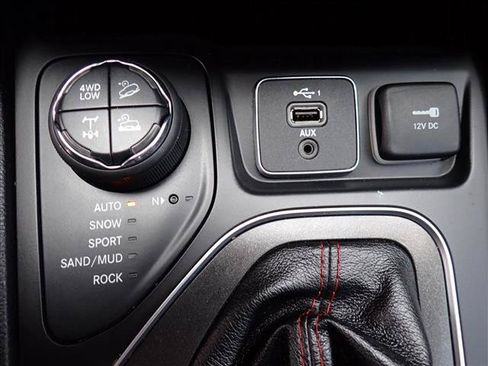 Used 2020 Jeep Cherokee Trailhawk w/ Cold Weather Group AWD/4WD image 19