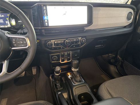 Used 2025 Jeep Wrangler Sahara image 29