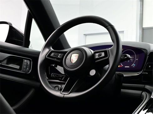 Used 2024 Porsche Panamera 4 image 21