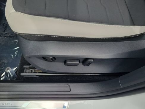 Used 2025 Volkswagen Taos SE FWD image 19