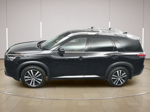 Certified 2025 Nissan Pathfinder Platinum w/ Cargo Package FWD image 40