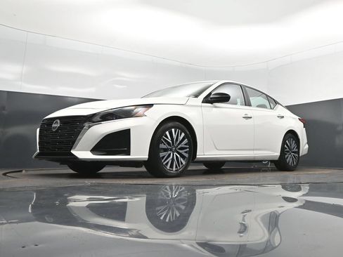 Used 2025 Nissan Altima 2.5 SV FWD image 37