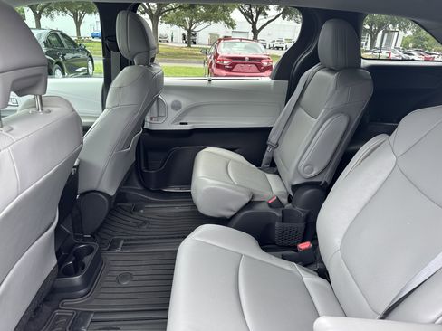 Used 2025 Toyota Sienna XLE FWD image 24
