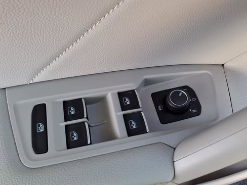 Certified 2023 Volkswagen Tiguan SE R-Line image 12