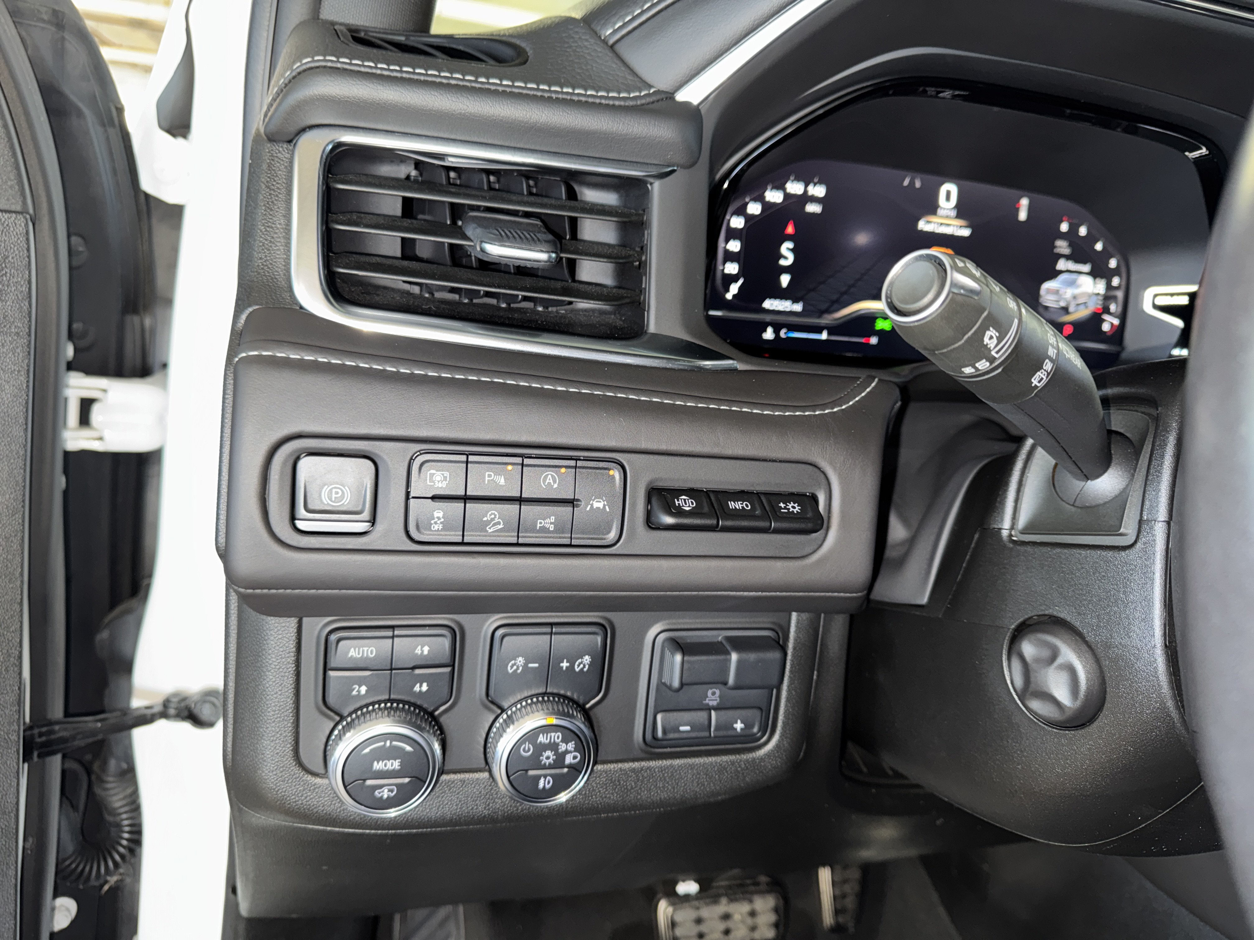 Used 2024 GMC Yukon Denali Ultimate AWD/4WD image 23