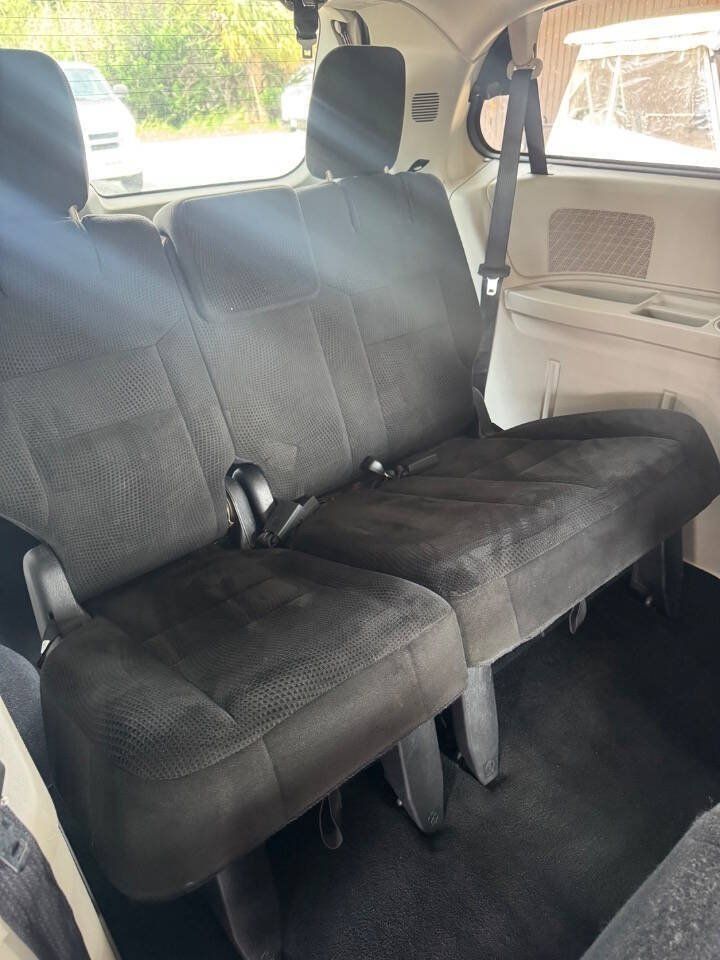 Used 2016 Dodge Grand Caravan SXT w/ Rear Park Assist Package FWD image 17
