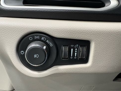 Used 2023 Chrysler Pacifica Touring-L FWD image 31