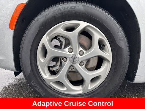 Used 2024 Chrysler Pacifica Limited image 11