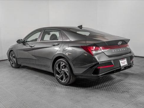 Used 2025 Hyundai Elantra SEL image 4