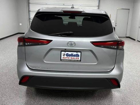 Used 2021 Toyota Highlander LE FWD image 4