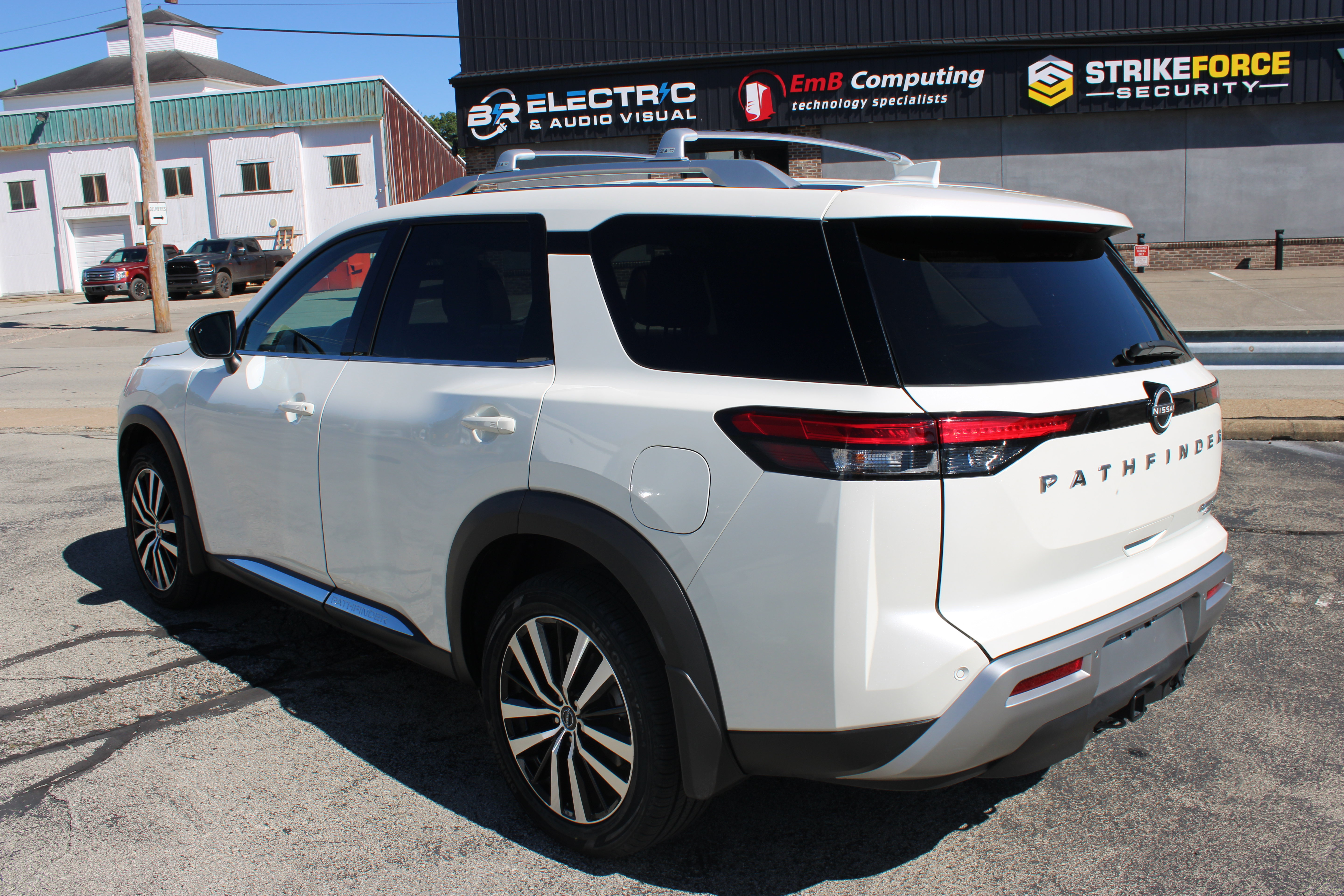 Certified 2024 Nissan Pathfinder Platinum AWD/4WD image 3