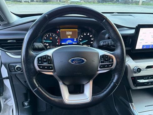 Used 2021 Ford Explorer XLT w/ Equipment Group 202A AWD/4WD image 14