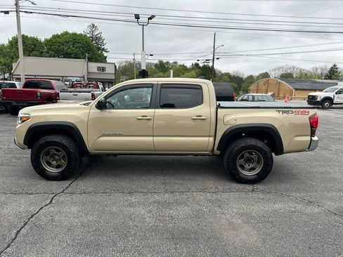 Used 2018 Toyota Tacoma TRD Off-Road AWD/4WD image 6