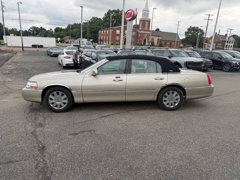 Used 2005 Lincoln Town Car Signature Limited RWD image 5