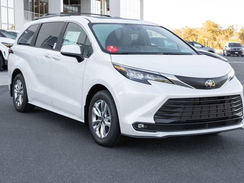 New 2026 Toyota Sienna XLE AWD/4WD image 3