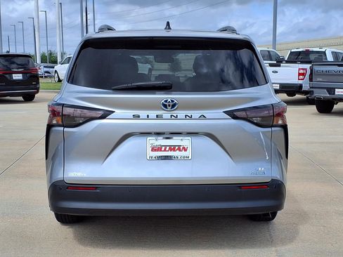 Used 2024 Toyota Sienna XLE FWD image 6