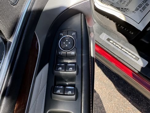 Used 2019 Ford Explorer Platinum image 16