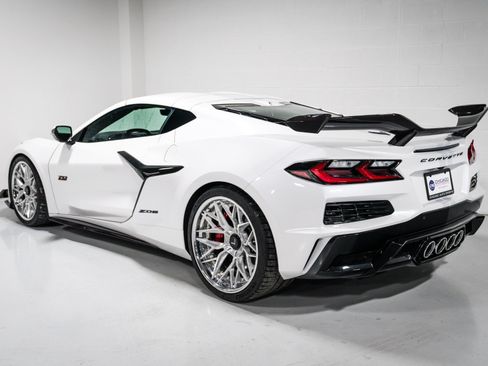 Used 2023 Chevrolet Corvette Z06 w/ Z07 Performance Package RWD image 5