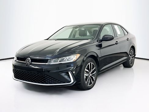 Used 2025 Volkswagen Jetta SE FWD image 3