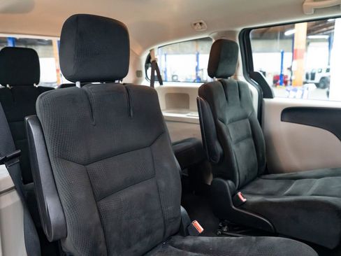 Used 2016 Dodge Grand Caravan American Value Package w/ UConnect Hands-Free Group FWD image 26