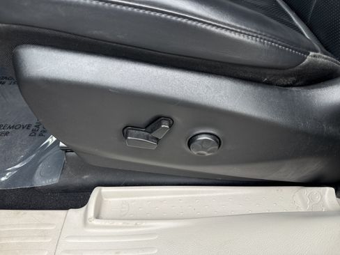 Used 2023 Chrysler Pacifica Touring-L FWD image 4