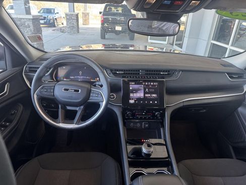 Used 2023 Jeep Grand Cherokee Laredo w/ Luxury Tech Group I image 15