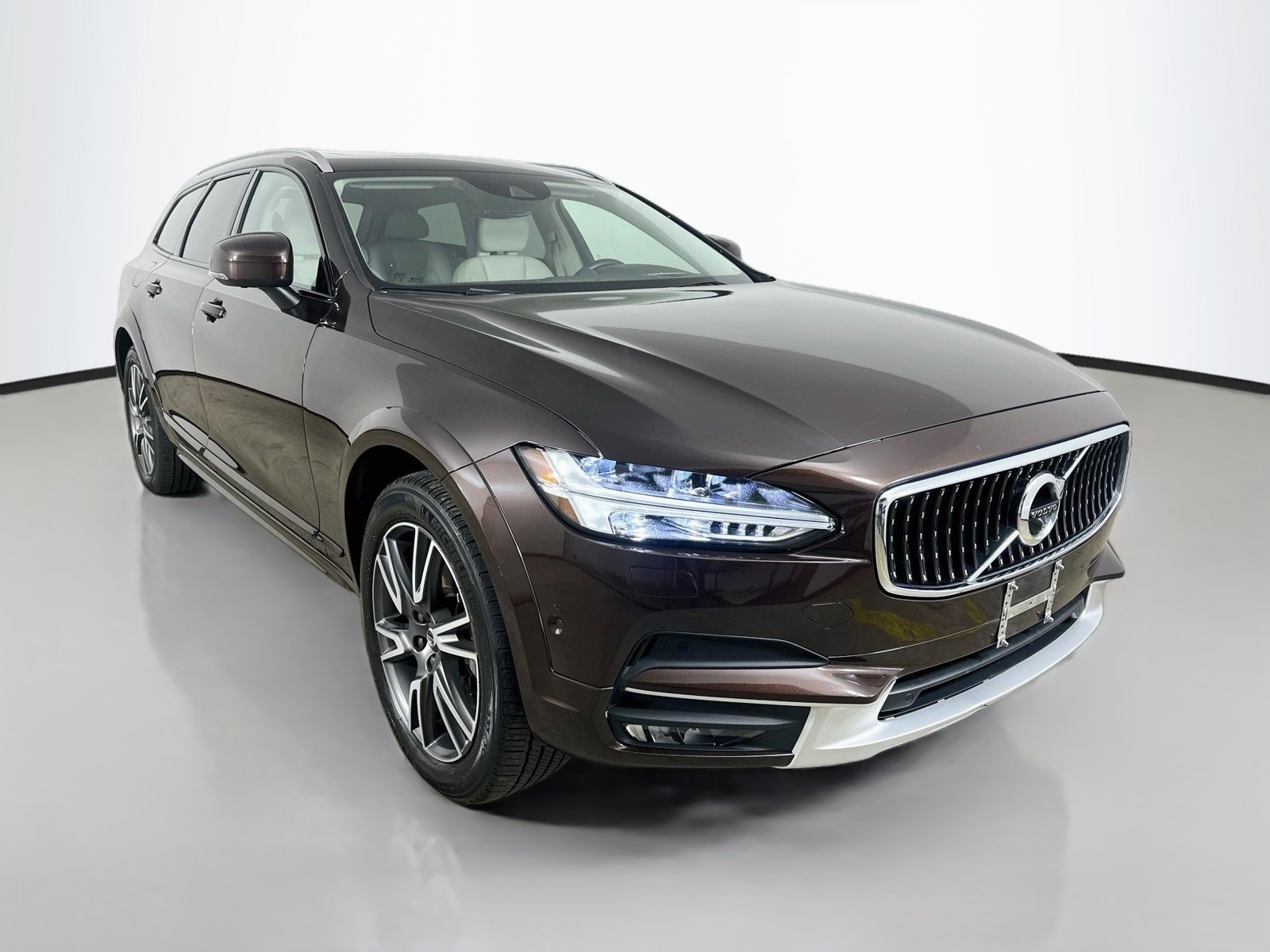 Used 2017 Volvo V90 T6 Cross Country AWD/4WD image 3
