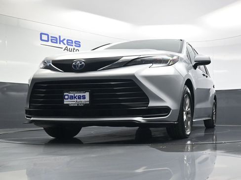 Used 2024 Toyota Sienna LE image 38